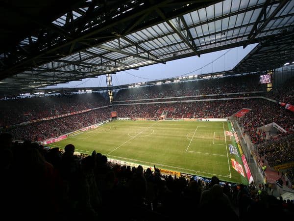 1. FC Köln wint Reigan Heskey van Manchester City